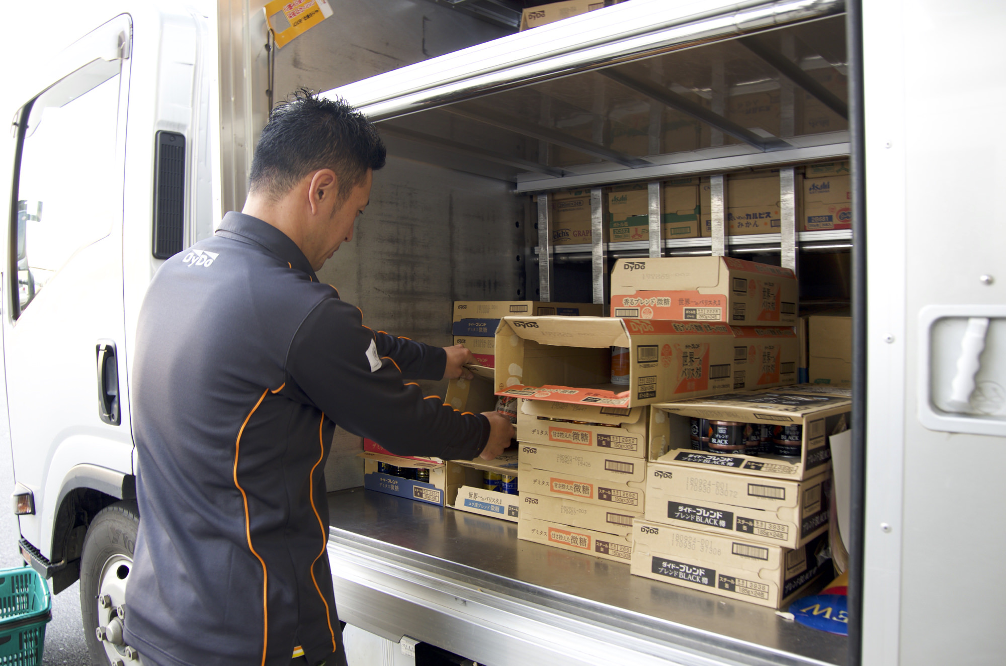 Các công ty con của DyDo và Asahi sẽ tiếp tục sử dụng xe tải riêng của mình để nạp đầy máy bán hàng tự động. 